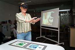 en Anita van Elswijk-Meeuwisse test de HoloLens uit.