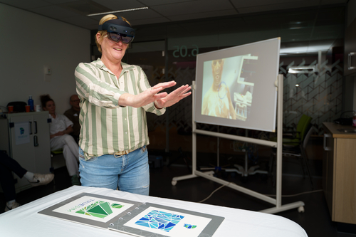 Anita van Elswijk-Meeuwisse test de HoloLens uit.